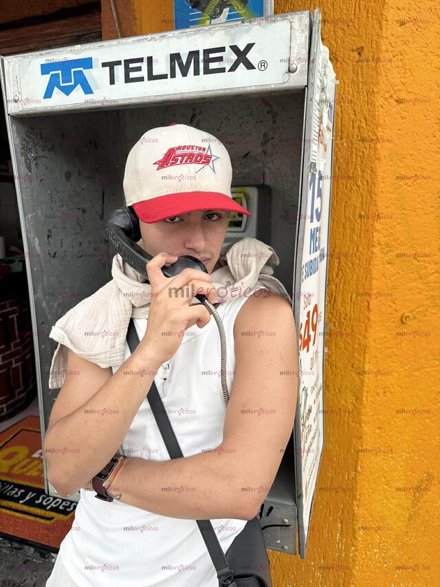 FOTOS DE JOVEN CURIOSO MASCULINO DE MENTE ABIERTA