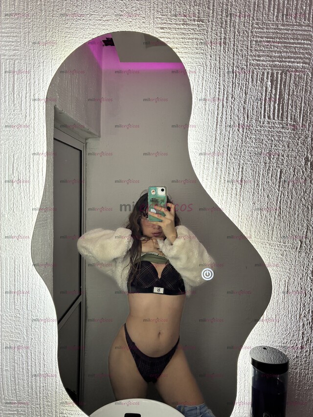 FOTOS DE 20 AÑOS 1.66CM, DELGADA Y NALGONSITA, OJO VERDE TÉS BLANCA