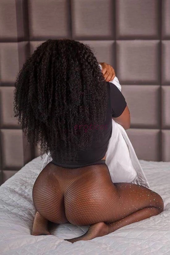 Me chamo francine mulher negra intensa e cheia de sabor sou passista de carnaval feita de ritmo brilho e malicia na medida certa meu corpo fala atrave...