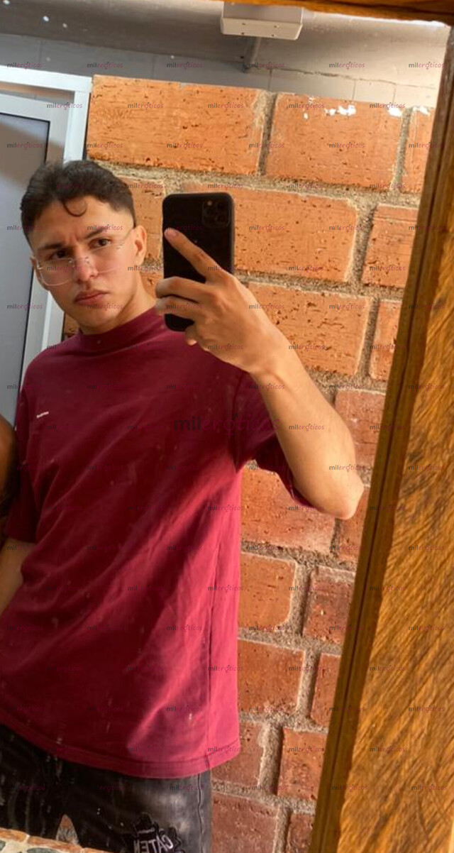 FOTOS DE JOVEN VARONIL VERSÁTIL DISPONIBLE EN MEDELLIN