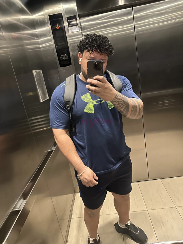 Servicio de masaje tantrico relajante y contractura te por esta semana a 15 mil cuento con lugar y tambien a domicilio depende la zona y la hora me ub...