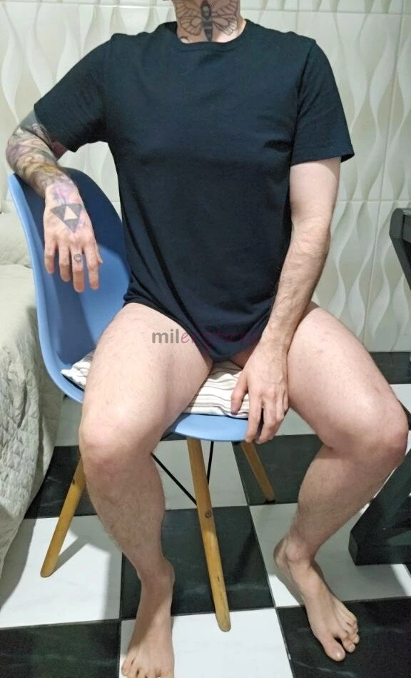 Sou homem trans tomo testosterona a mais de 8 anos tenho buceta com grelo grande trabalho com venda de conteudo fotos videos chat com valores a combin...