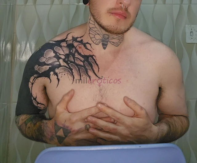 Sou homem trans tomo testosterona a mais de 8 anos tenho buceta com grelo grande trabalho com venda de conteudo fotos videos chat com valores a combin...