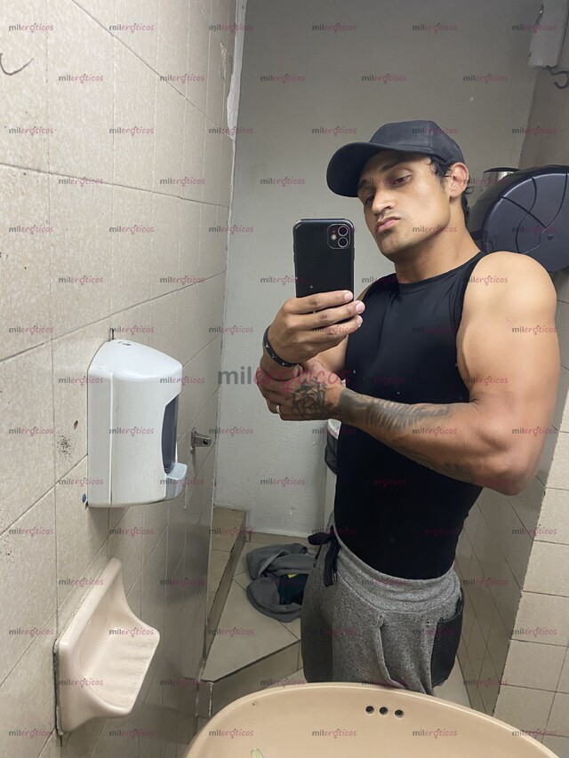 FOTOS DE ALTO CUERPO ATLÉTICO TATUADO DISPONIBLE PARA TI