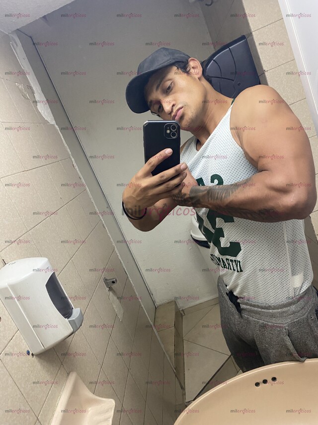 FOTOS DE ALTO CUERPO ATLÉTICO TATUADO DISPONIBLE PARA TI