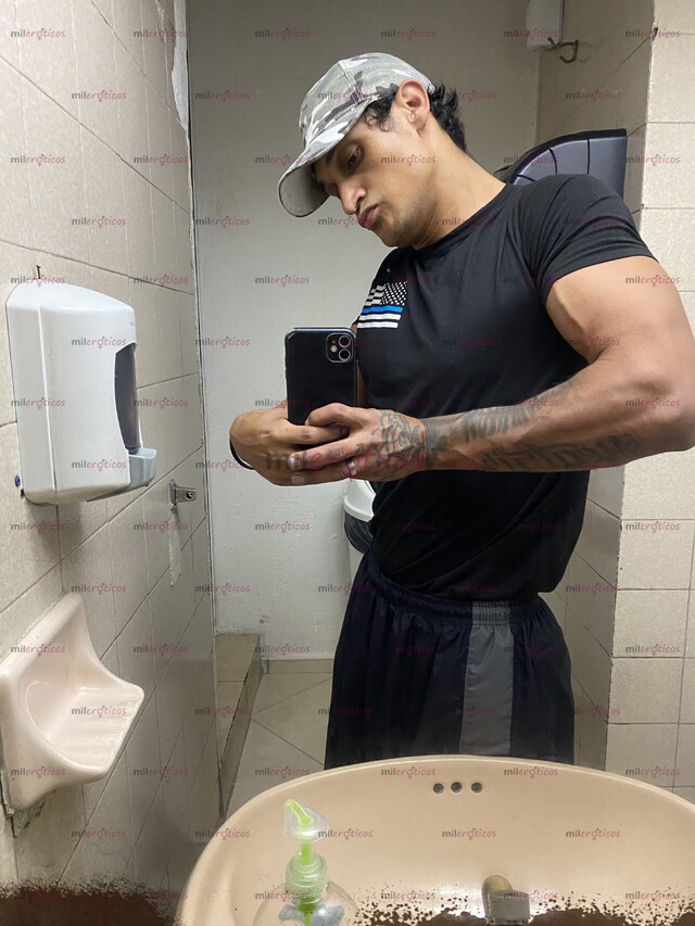 FOTOS DE ALTO CUERPO ATLÉTICO TATUADO DISPONIBLE PARA TI