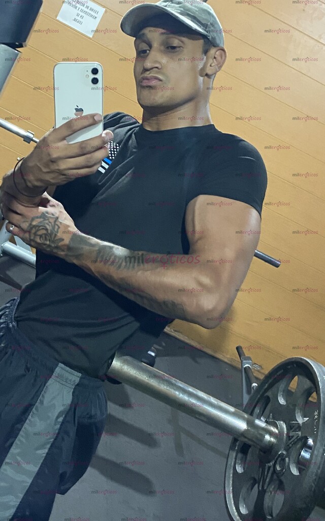 FOTOS DE ALTO CUERPO ATLÉTICO TATUADO DISPONIBLE PARA TI