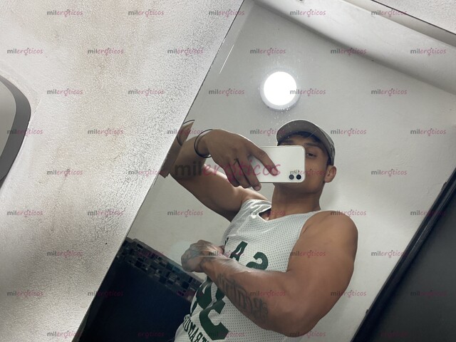 FOTOS DE ALTO CUERPO ATLÉTICO TATUADO DISPONIBLE PARA TI
