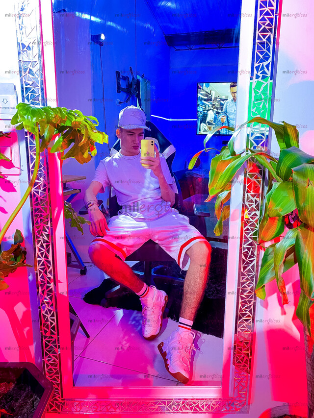 FOTOS DE FETICHISTA DOTADO. JOVEN CREADOR DE CONTENIDO EXPLÍCITO. PARAMENTO PRIVADO.