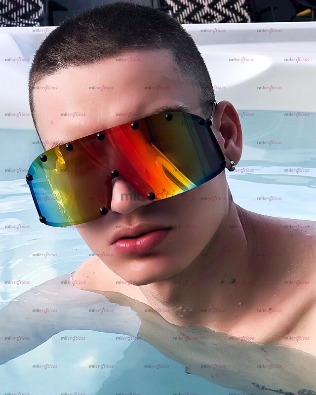 FOTOS DE FETICHISTA DOTADO. JOVEN CREADOR DE CONTENIDO EXPLÍCITO. PARAMENTO PRIVADO.