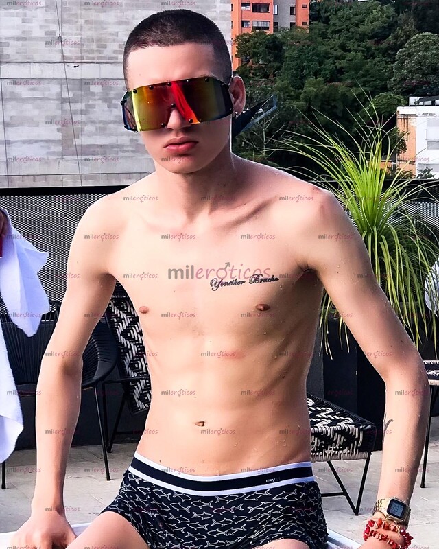 FOTOS DE FETICHISTA DOTADO. JOVEN CREADOR DE CONTENIDO EXPLÍCITO. PARAMENTO PRIVADO.