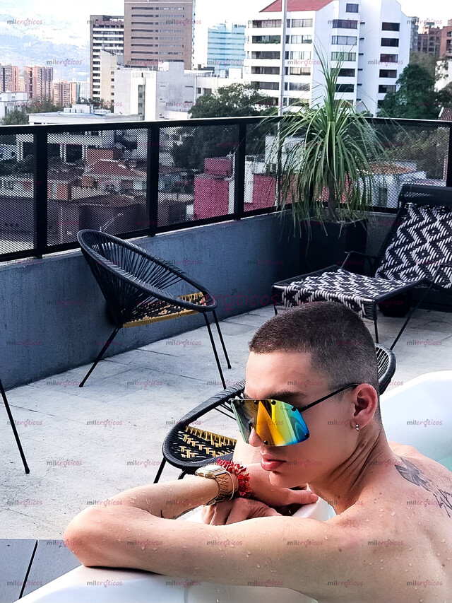 FOTOS DE FETICHISTA DOTADO. JOVEN CREADOR DE CONTENIDO EXPLÍCITO. PARAMENTO PRIVADO.