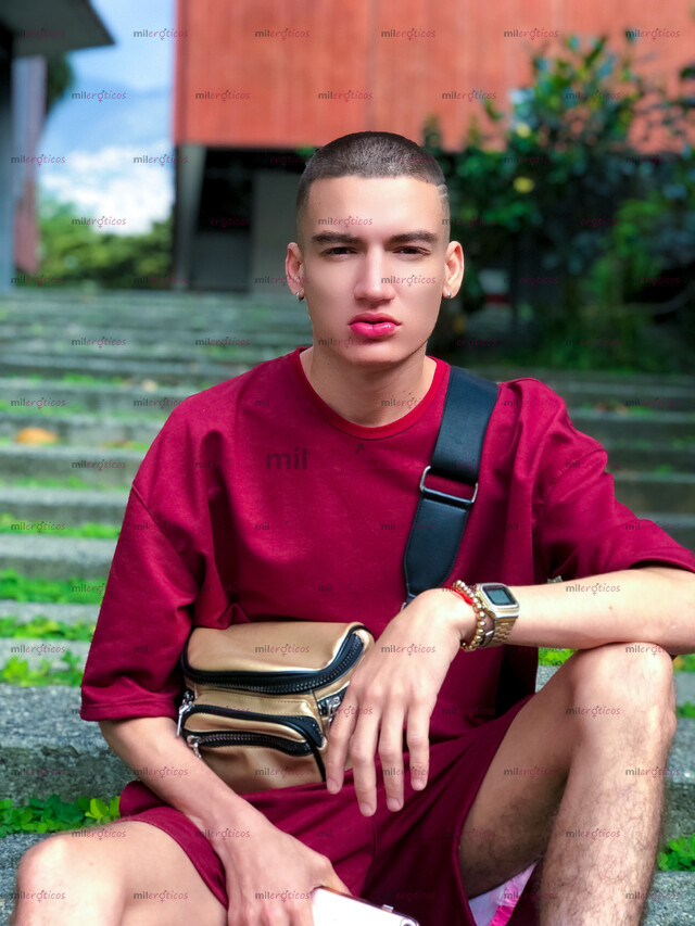 FOTOS DE FETICHISTA DOTADO. JOVEN CREADOR DE CONTENIDO EXPLÍCITO. PARAMENTO PRIVADO.