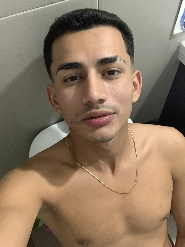 Hola mi nombre es diego tengo 22 anossoy colombiano delgado mido 172 soy muy versatil complacienteme gusta dar carino y dar masajes comunica conmigo p...