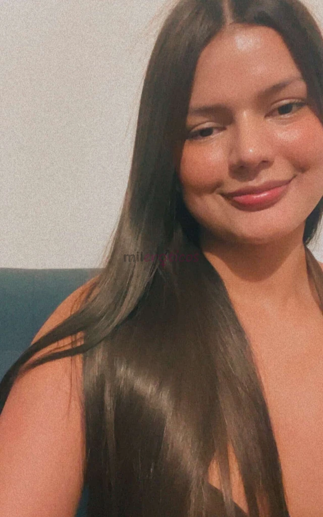 Sin rodeos estoy aqui para cumplir esa fantasia que no te deja dormir me siento atrevida me gusta provocar y quiero que lo veas todo en primera fila s...