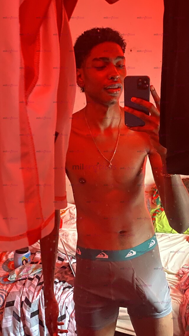 FOTOS DE CHICO MORENO, QUE HAY POR HACER, LLEGO Y A VECES TENGO LUGAR