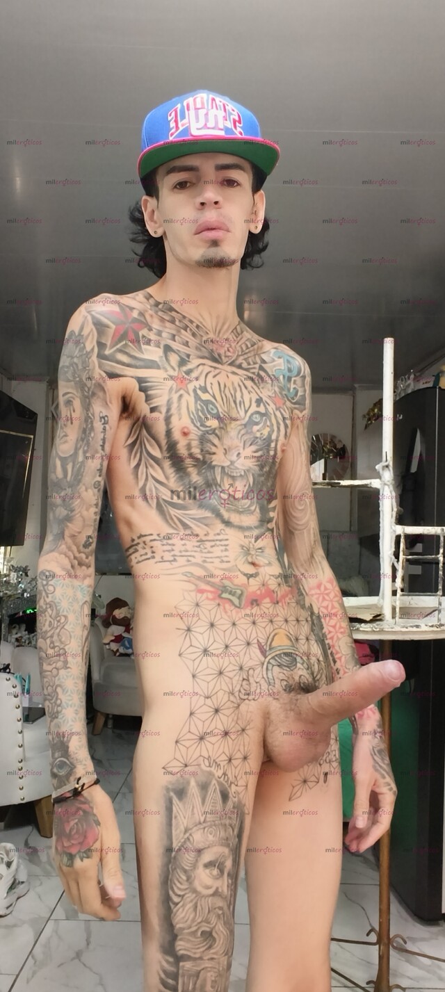 FOTOS DE FLACO ACTIVO BLANCO TATUADO MORBOSO CON SUTIO