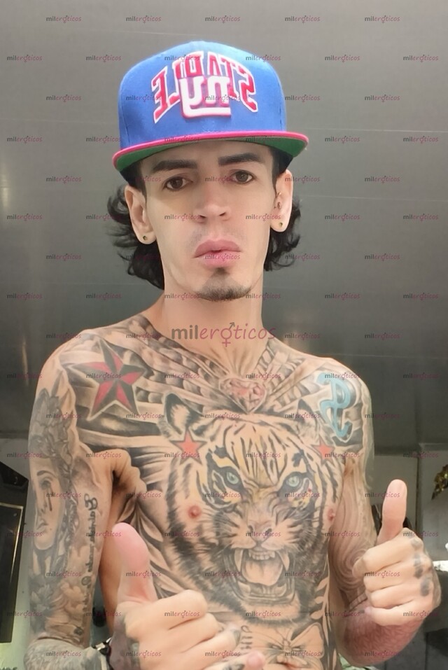 FOTOS DE FLACO ACTIVO BLANCO TATUADO MORBOSO CON SUTIO