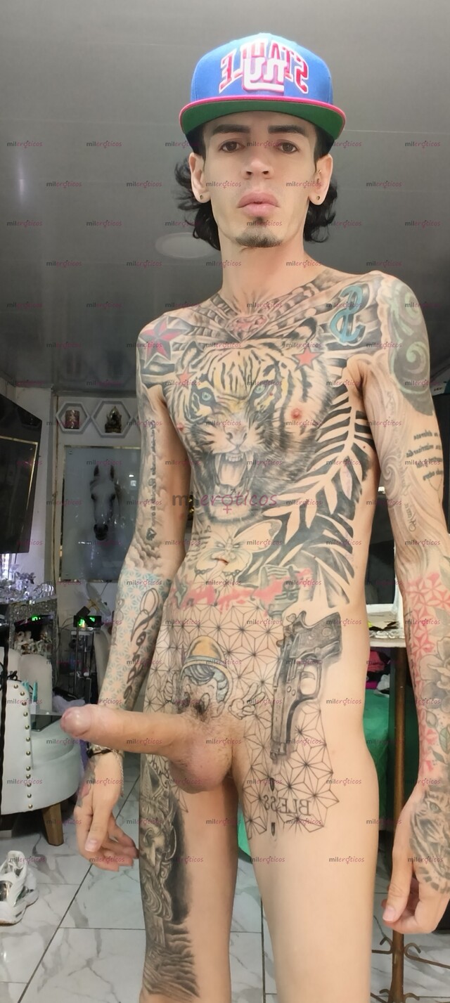 FOTOS DE FLACO ACTIVO BLANCO TATUADO MORBOSO CON SUTIO