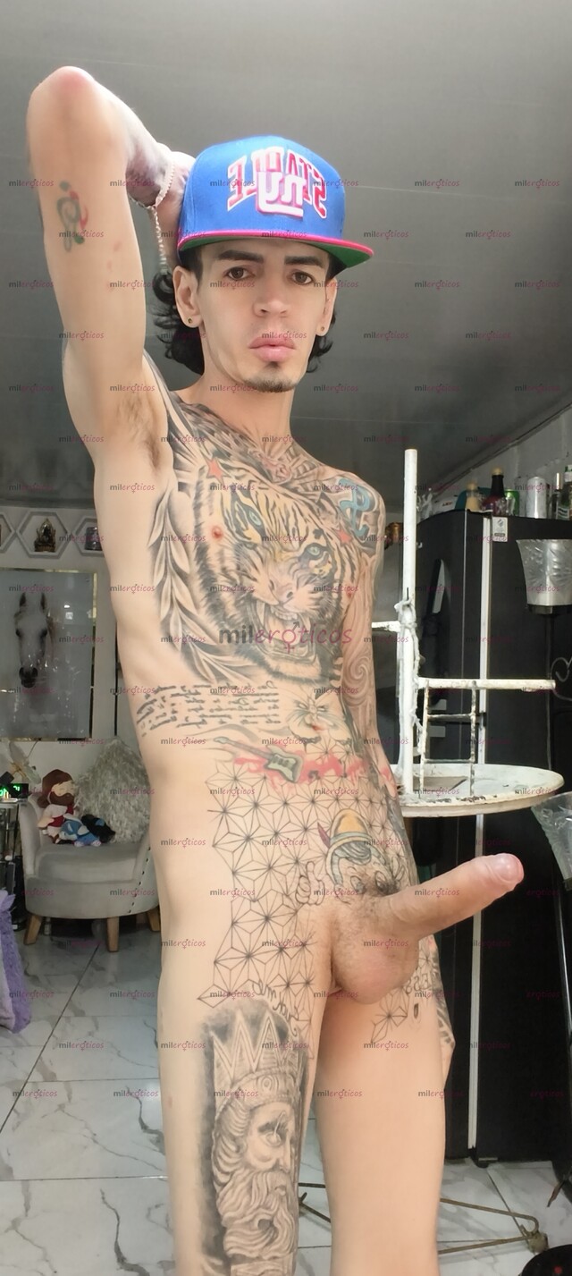 FOTOS DE FLACO ACTIVO BLANCO TATUADO MORBOSO CON SUTIO