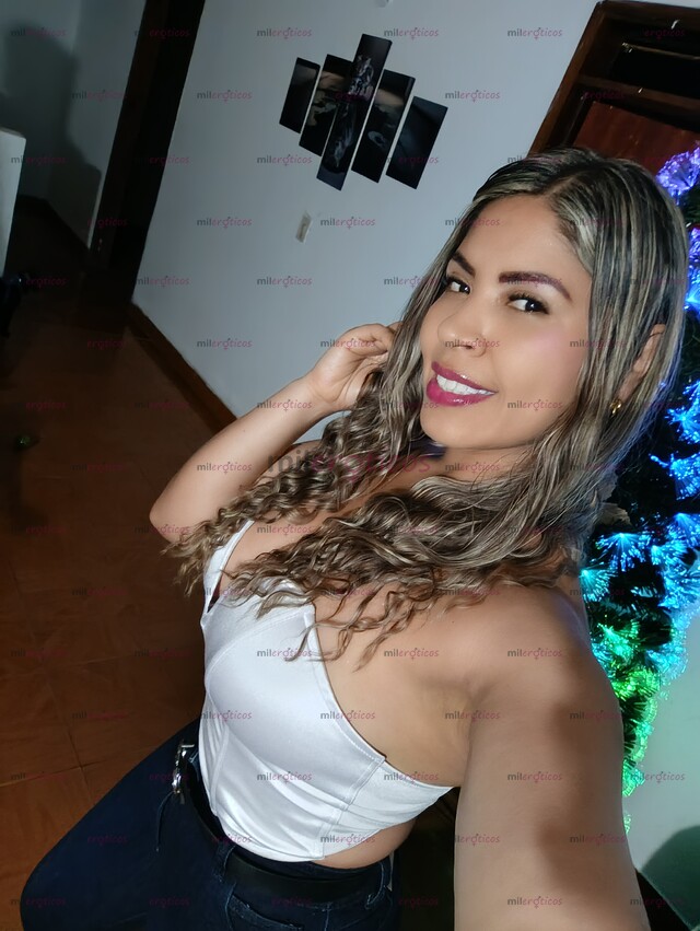 FOTOS DE MUJER SOFISTICADA ELEGANTE Y UN CARISMA ARROLLADOR, COMPLACIENTE