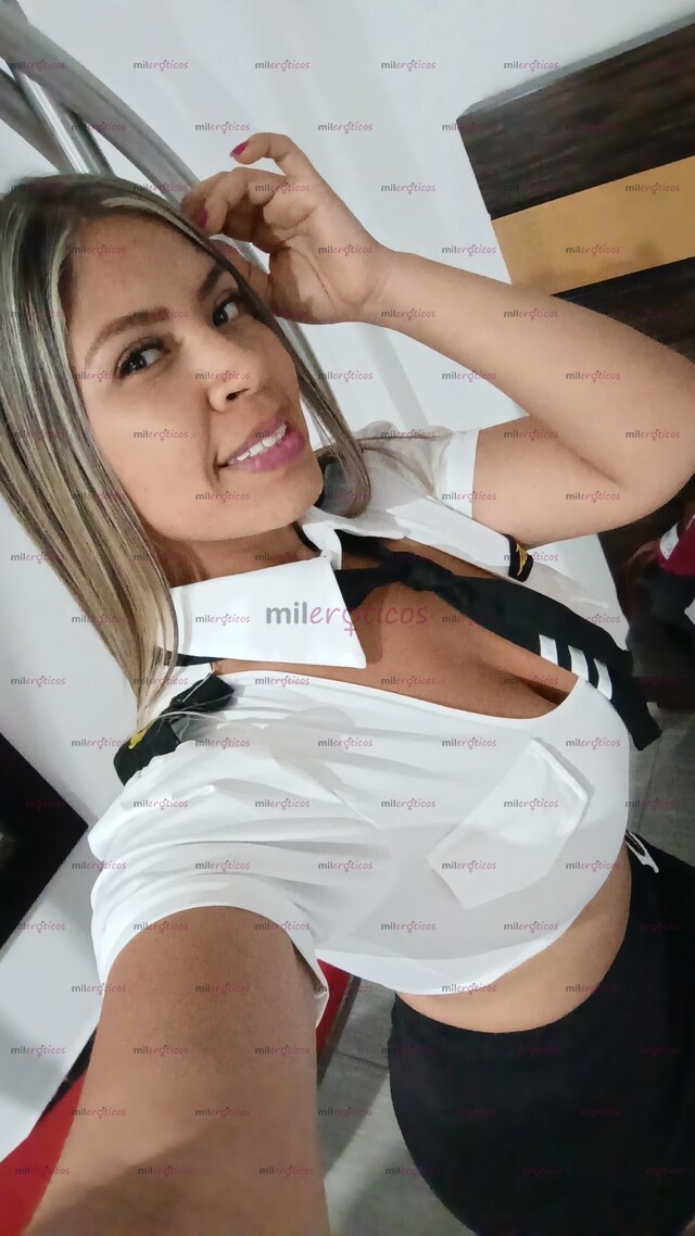 FOTOS DE MUJER SOFISTICADA ELEGANTE Y UN CARISMA ARROLLADOR, COMPLACIENTE