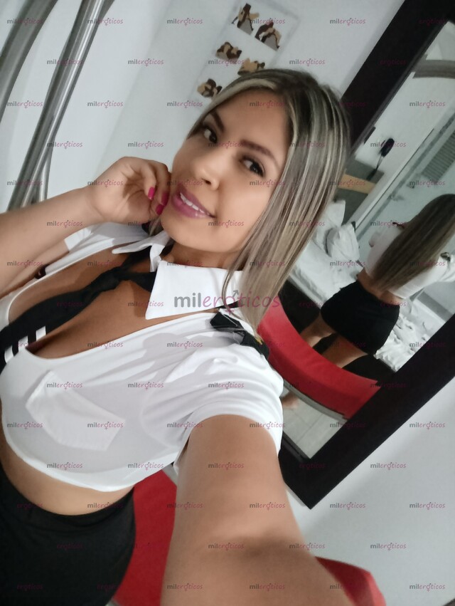 FOTOS DE MUJER SOFISTICADA ELEGANTE Y UN CARISMA ARROLLADOR, COMPLACIENTE