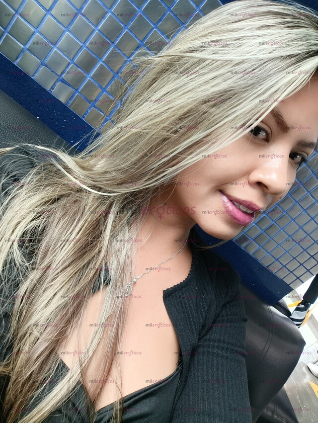 FOTOS DE MUJER SOFISTICADA ELEGANTE Y UN CARISMA ARROLLADOR, COMPLACIENTE