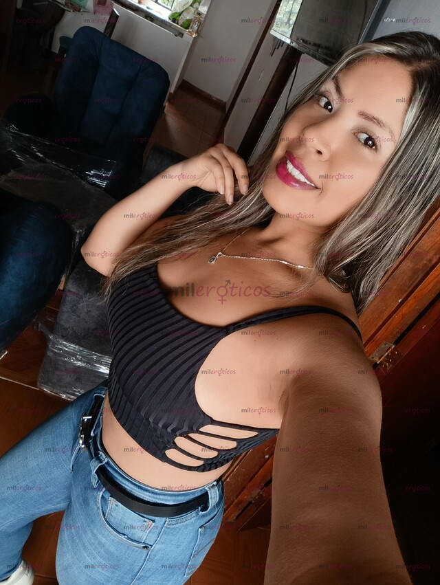 FOTOS DE MUJER SOFISTICADA ELEGANTE Y UN CARISMA ARROLLADOR, COMPLACIENTE