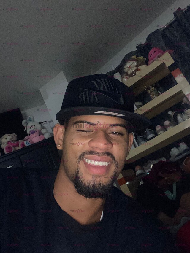 FOTOS DE MI NOMBRE ES ANDRÉS, MIDO 1.84, Y TENGO UN PENE GRANDE Y RICO PARA COMPLACERTE