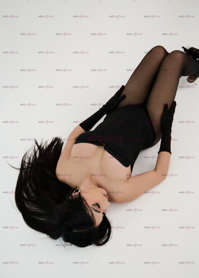 FOTOS DE REBECA ,CHICA PETIT DE 1.59 CM SUPER FEMENINA