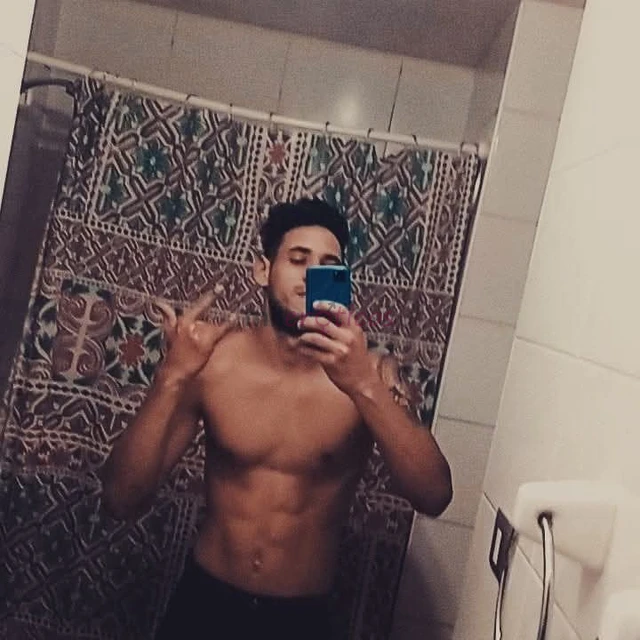 Me presento soy levys gigolo cubano de paso por vina ofreciendote un servicio de calidad y de lujo buscas cumplir una fantasia que aun no has podido l...