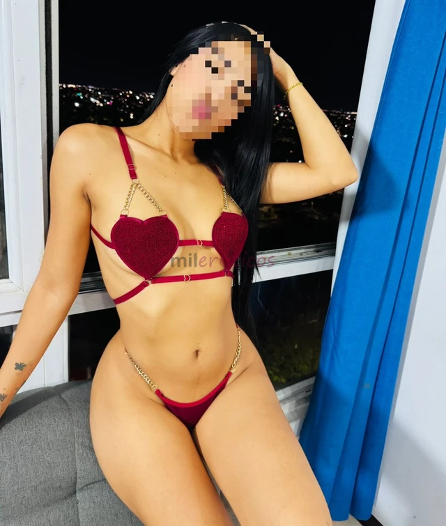 Adoro conocerte amor bello soy candy una increible joven con rico culito que tiene todas las ganas de complacerte bien rico y hacerte vivir el momento...