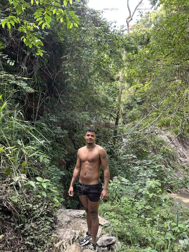 FOTOS DE ACÁ UN MORENITO ALTO Y SEXY DISPONIBLE PARA TI