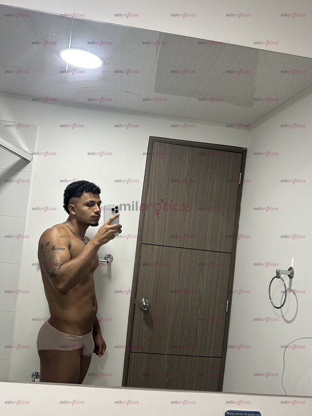 FOTOS DE ACÁ UN MORENITO ALTO Y SEXY DISPONIBLE PARA TI
