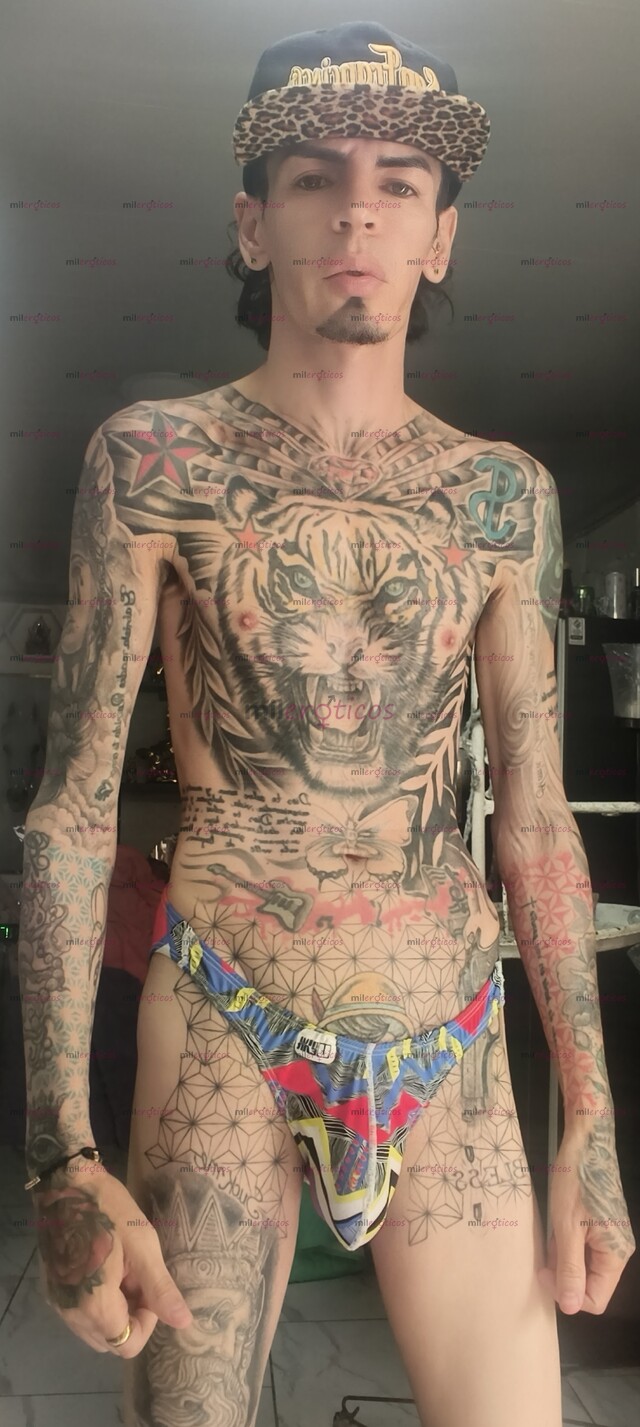 FOTOS DE FLACO VERGON ACTIVO TATUADO BLANCO CON SITIO