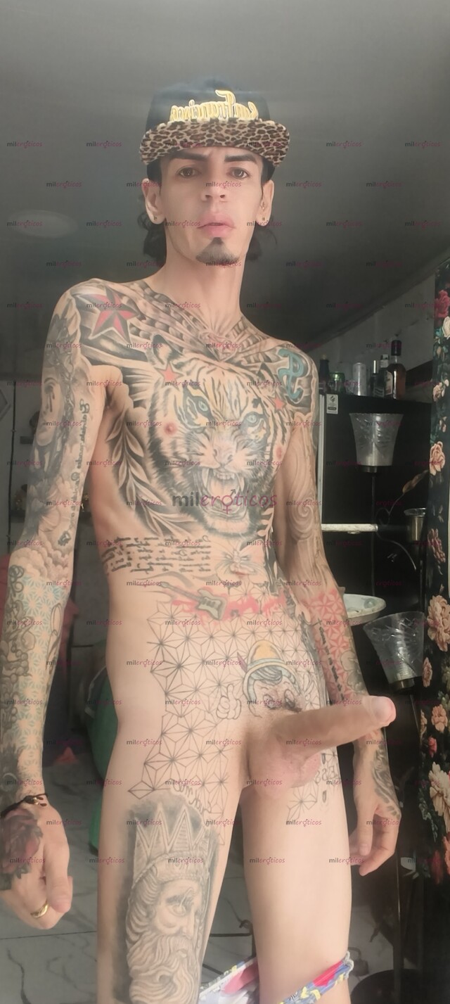 FOTOS DE FLACO VERGON ACTIVO TATUADO BLANCO CON SITIO