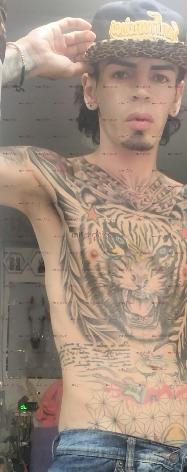 FOTOS DE FLACO VERGON ACTIVO TATUADO BLANCO CON SITIO