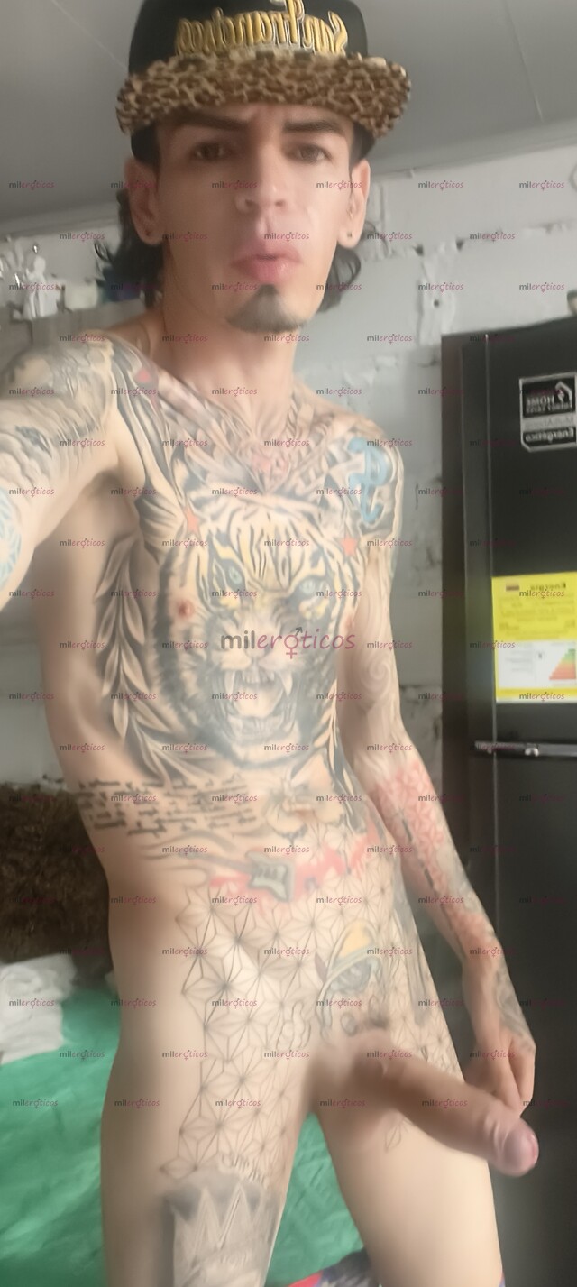 FOTOS DE FLACO VERGON ACTIVO TATUADO BLANCO CON SITIO