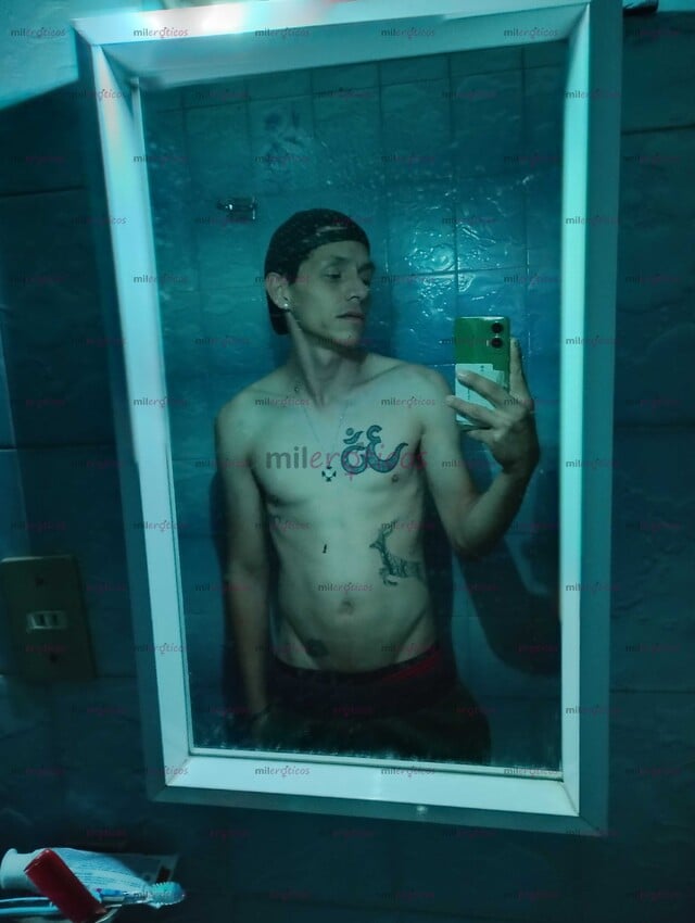 FOTOS DE UN HOMBRE CURIOSO,VANIDOSO Y UN TANTO JARIOSO CON EL ELEMENTO ESENCIAL.