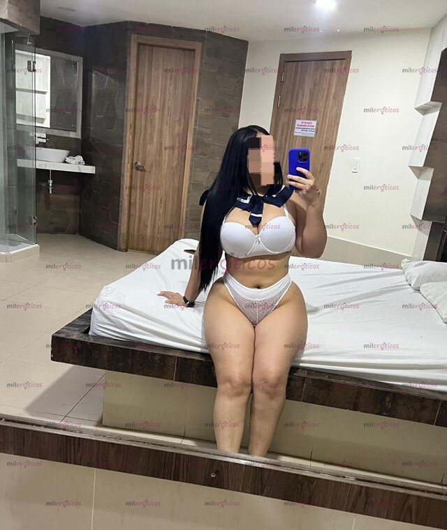 FOTOS DE HERMOSA MODELO NATURAL DE SENOS GRANDES Y CALIENTE