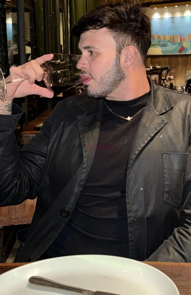 Sou um garoto educado discreto e muito responsavel ideal para quem valoriza seguranca respeito e boa companhia tenho boa apresentacao higiene impecave...