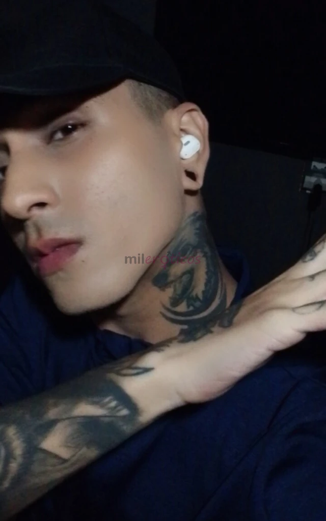 Alexandre ale dotado 22 cm de pica no talo pra te fuder com satisfacao zona sul sp ativo vamos fuder gostoso chama no meu whatsapp para combinar meia...