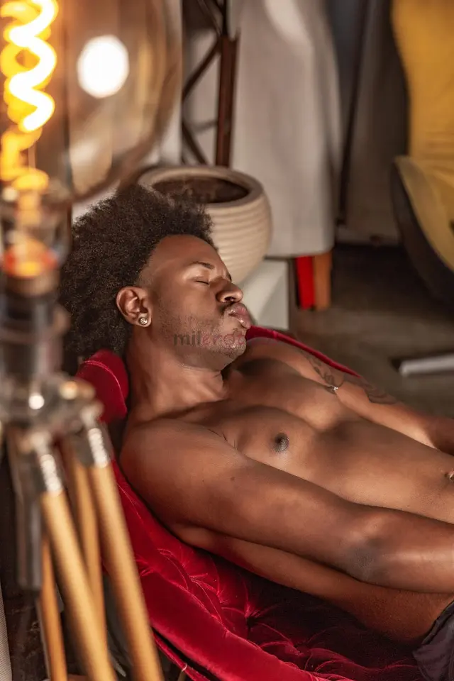 Cara negro grande e dominador experiente com inciantes pauzudo sou jovem e disposto sexo forte e safado ou ate uma pegada mais amavel sou uma boa comp...