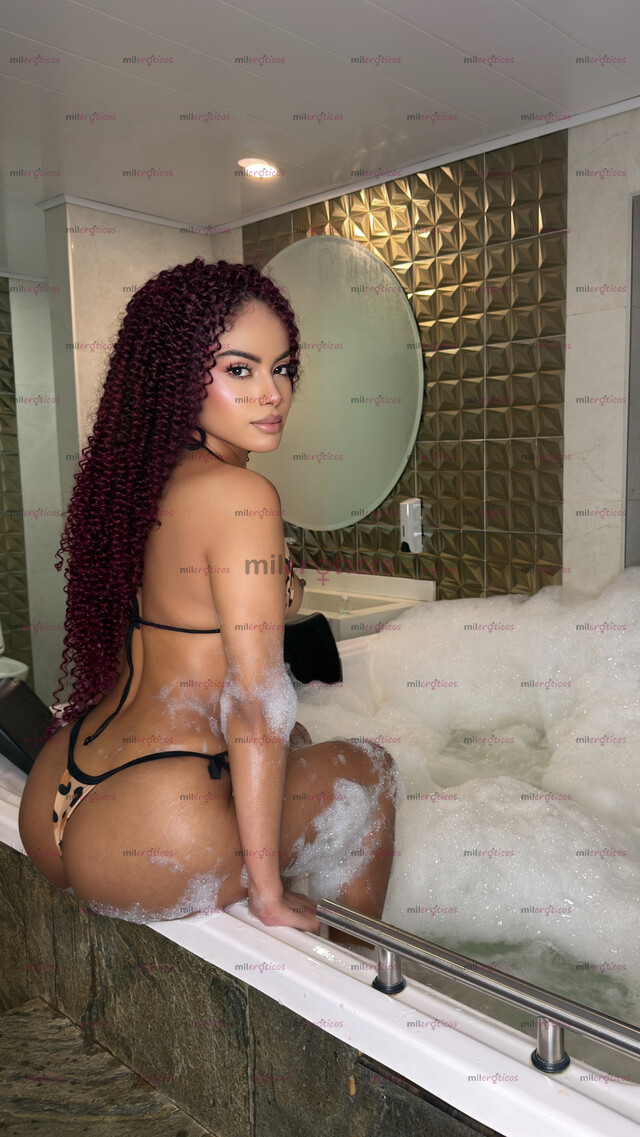 FOTOS DE EMMA PELI NEGRA CRESPA CON UN RICO CULO NATURAL