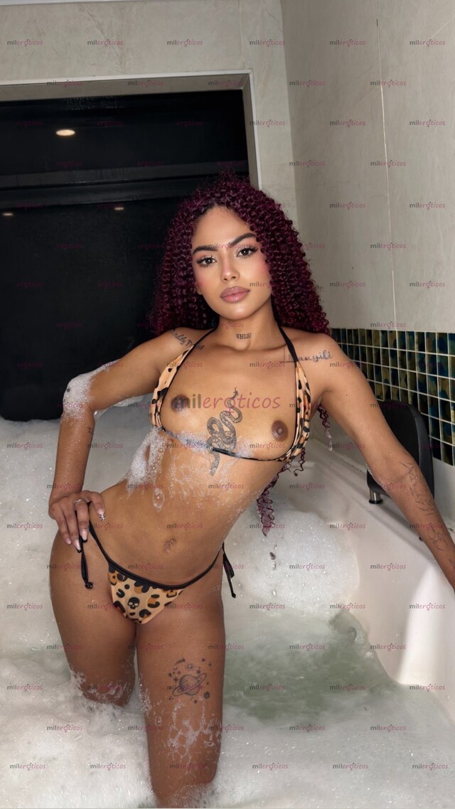 FOTOS DE EMMA PELI NEGRA CRESPA CON UN RICO CULO NATURAL