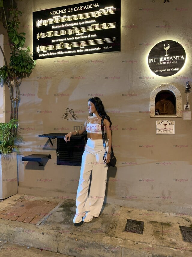 FOTOS DE BELLA JOVEN ESPRANDO POR TI , CUERPO DE GYM PELI NEGRA LARGO CON BUEN CULO