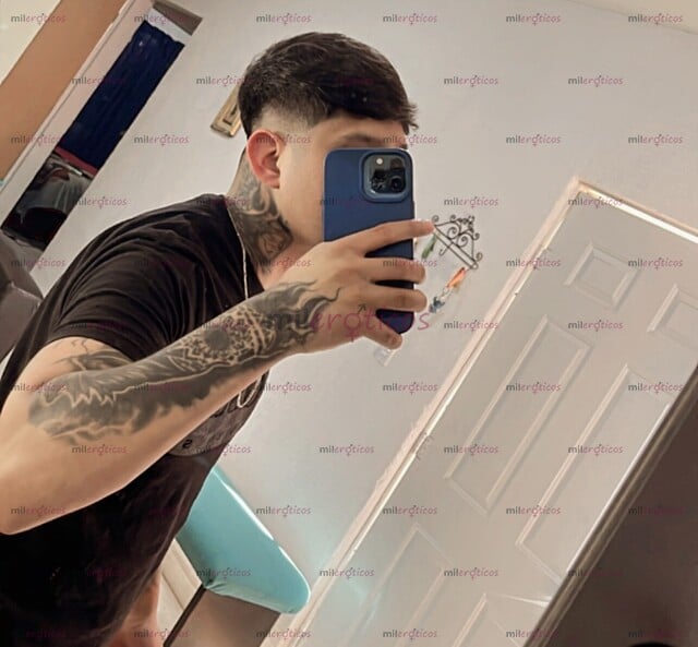 FOTOS DE QUIERS VER CÓMO ESTE CHACAL TATUADO SE ESCURRE LA LECHE