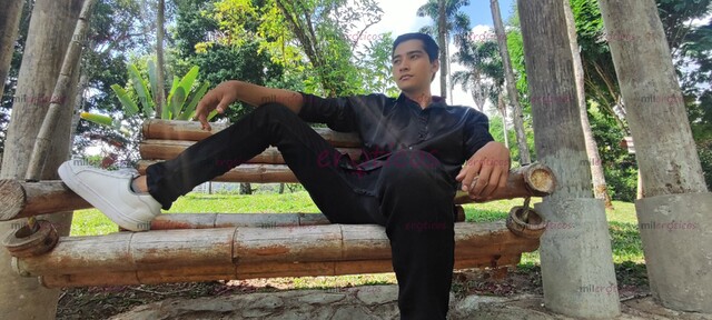 FOTOS DE JOVEN DE 24 DE BUENA COMPAÑÍA, Y ATENTO