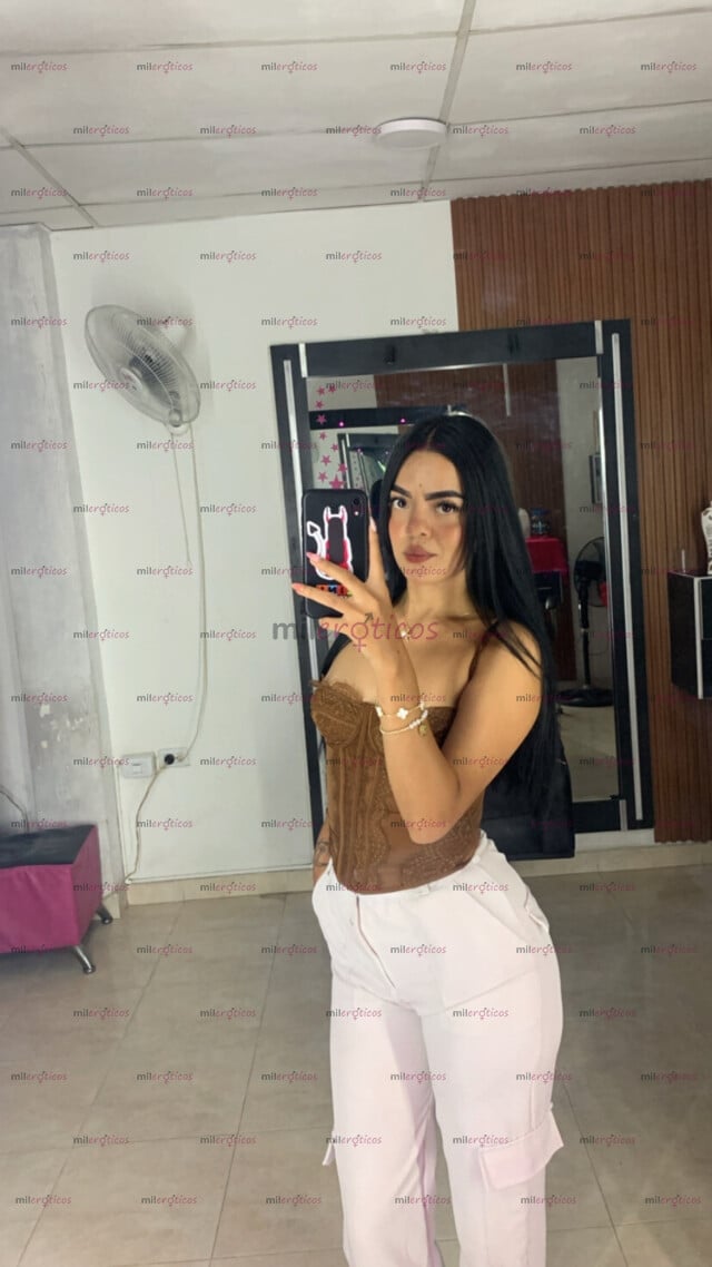 FOTOS DE BELLA JOVEN ESPRANDO POR TI , CUERPO DE GYM PELI NEGRA LARGO CON BUEN CULO